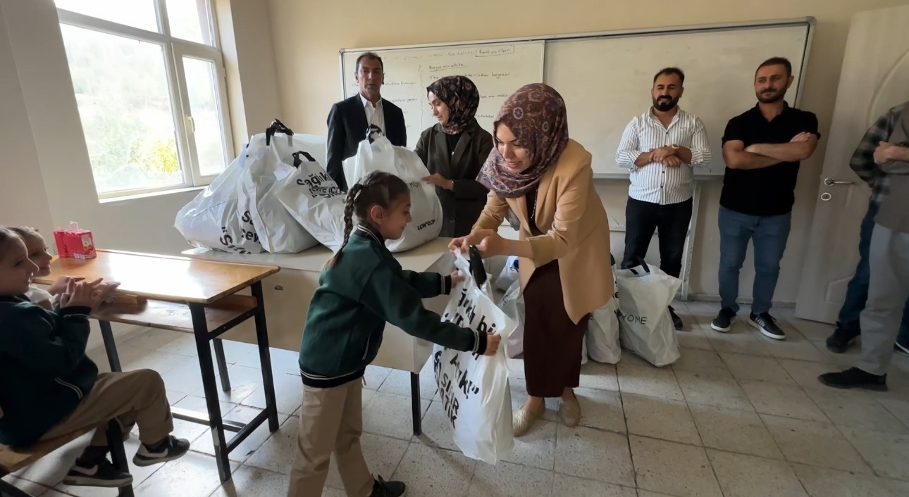 İki öğretmen binlerce kilometre yol kat ederek sınırdaki çocuklara yardım ulaştırdı