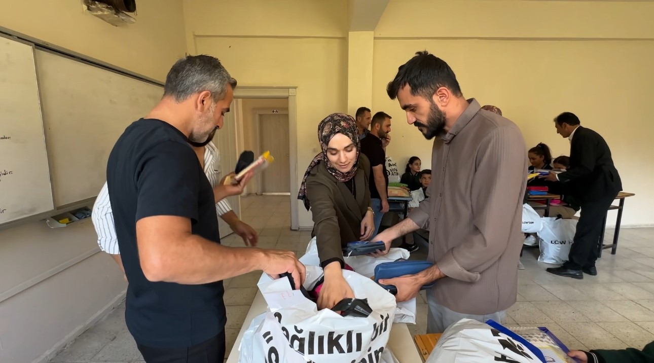 İki öğretmen binlerce kilometre yol kat ederek sınırdaki çocuklara yardım ulaştırdı