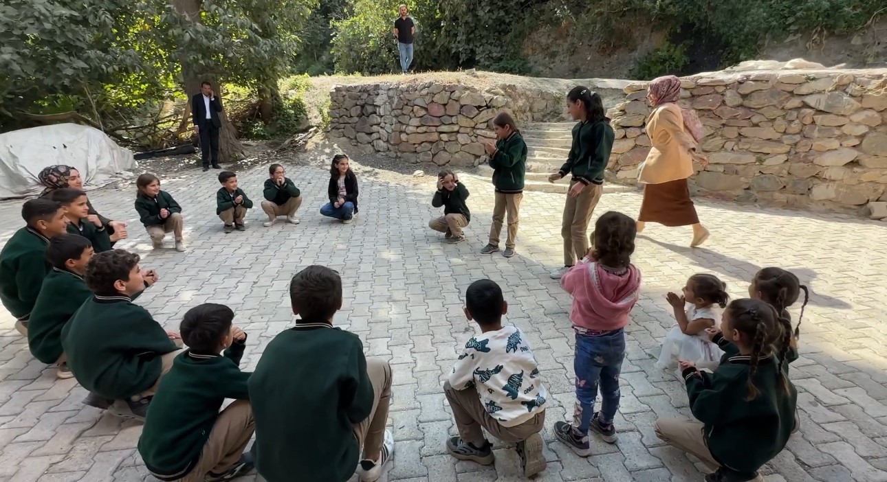 İki öğretmen binlerce kilometre yol kat ederek sınırdaki çocuklara yardım ulaştırdı