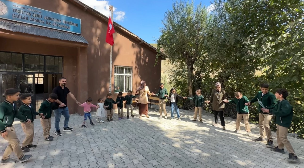 İki öğretmen binlerce kilometre yol kat ederek sınırdaki çocuklara yardım ulaştırdı