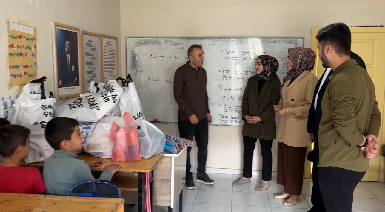 İki öğretmen binlerce kilometre yol kat ederek sınırdaki çocuklara yardım ulaştırdı
