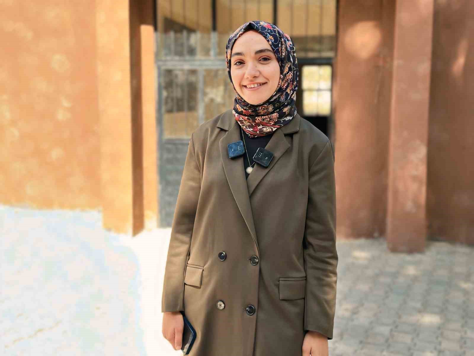 İki öğretmen binlerce kilometre yol kat ederek sınırdaki çocuklara yardım ulaştırdı