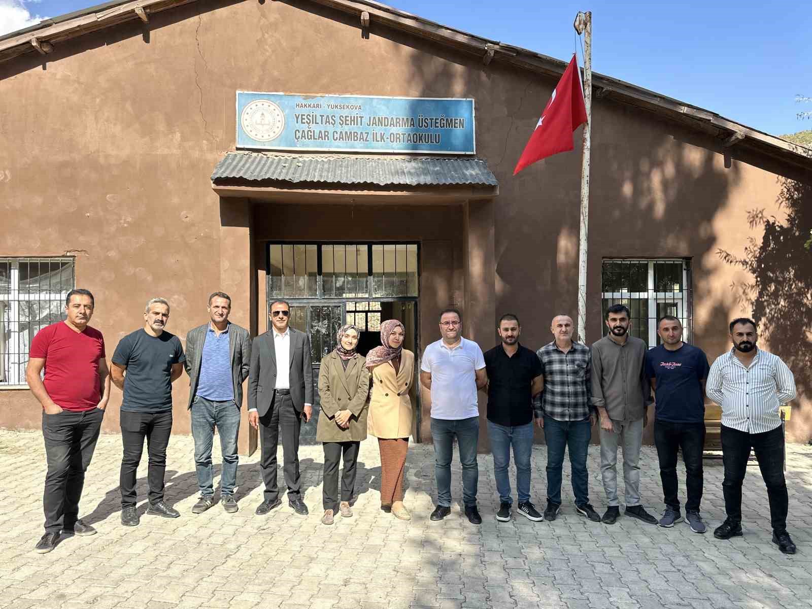 İki öğretmen binlerce kilometre yol kat ederek sınırdaki çocuklara yardım ulaştırdı