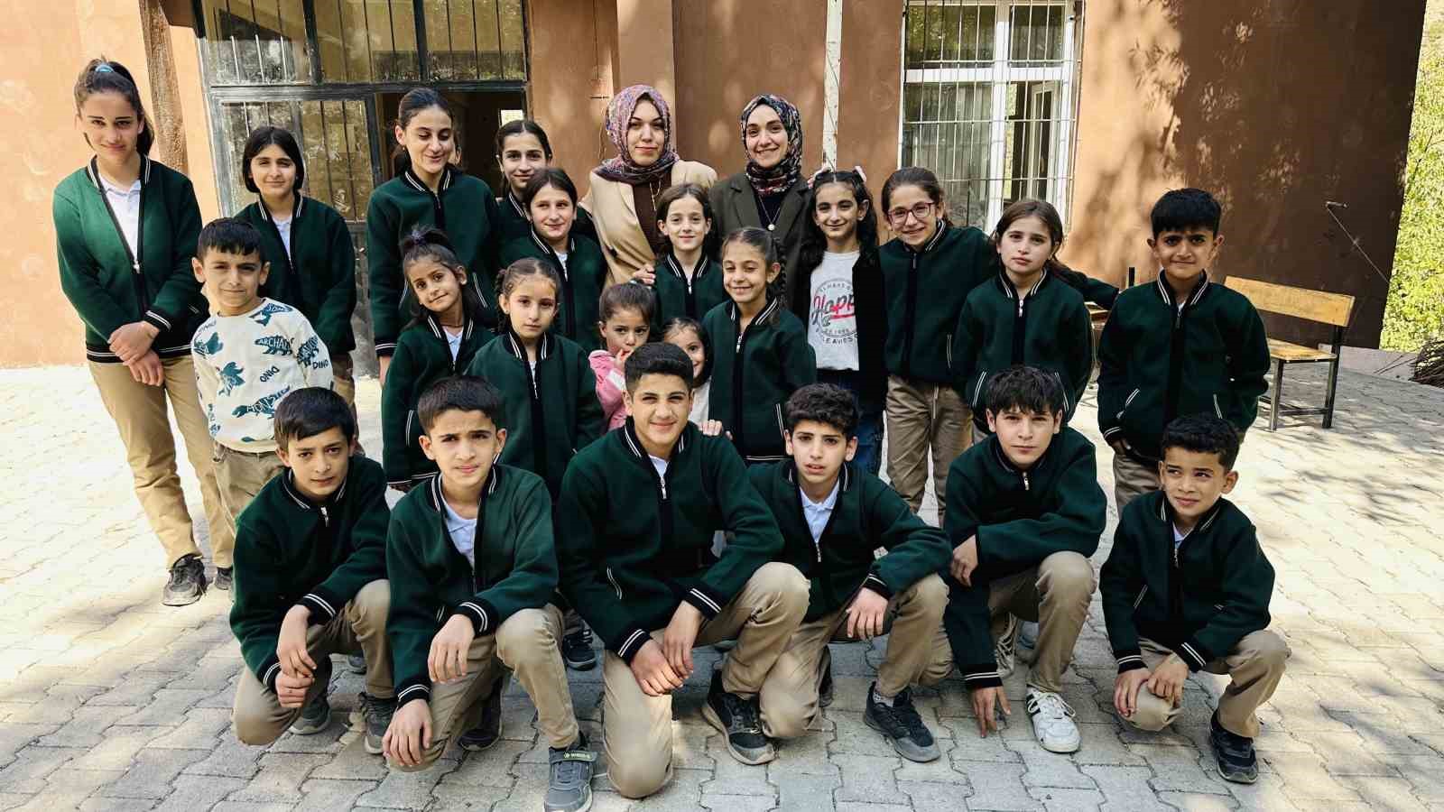 İki öğretmen binlerce kilometre yol kat ederek sınırdaki çocuklara yardım ulaştırdı