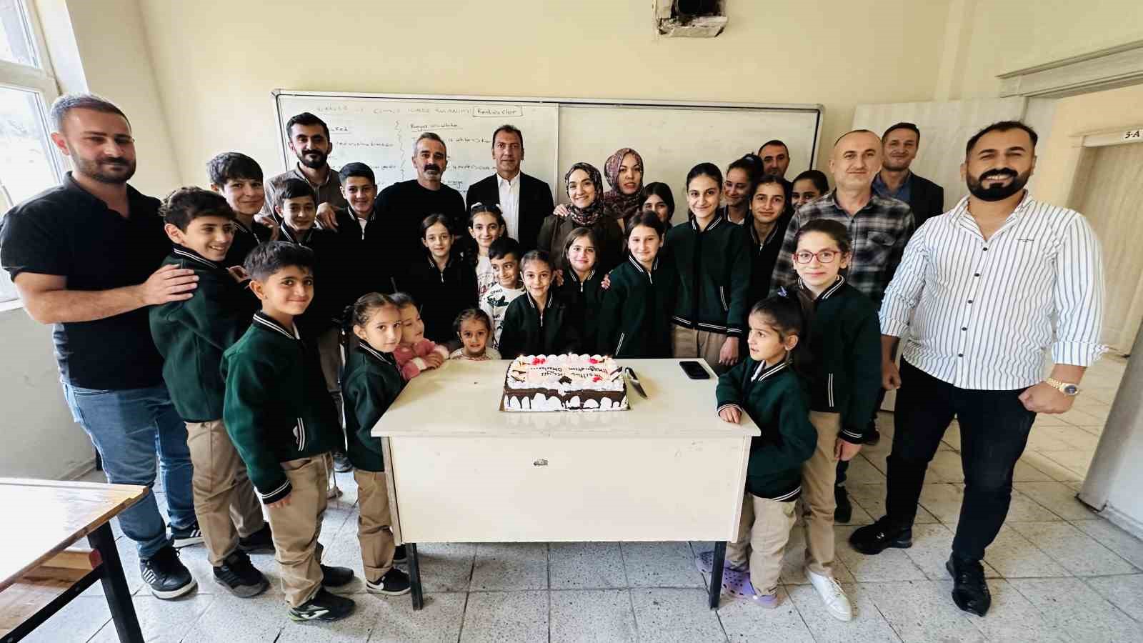 İki öğretmen binlerce kilometre yol kat ederek sınırdaki çocuklara yardım ulaştırdı