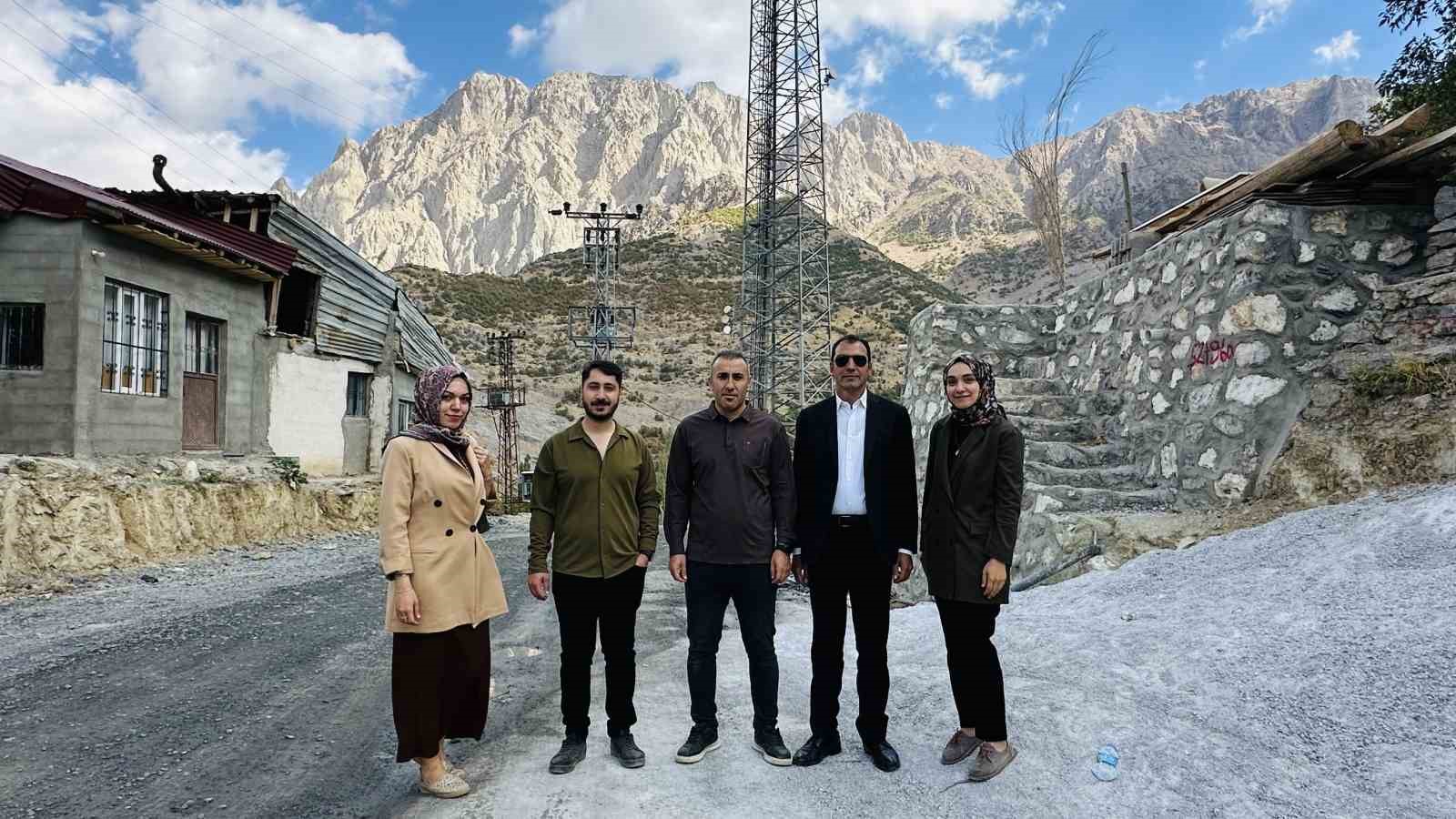 İki öğretmen binlerce kilometre yol kat ederek sınırdaki çocuklara yardım ulaştırdı