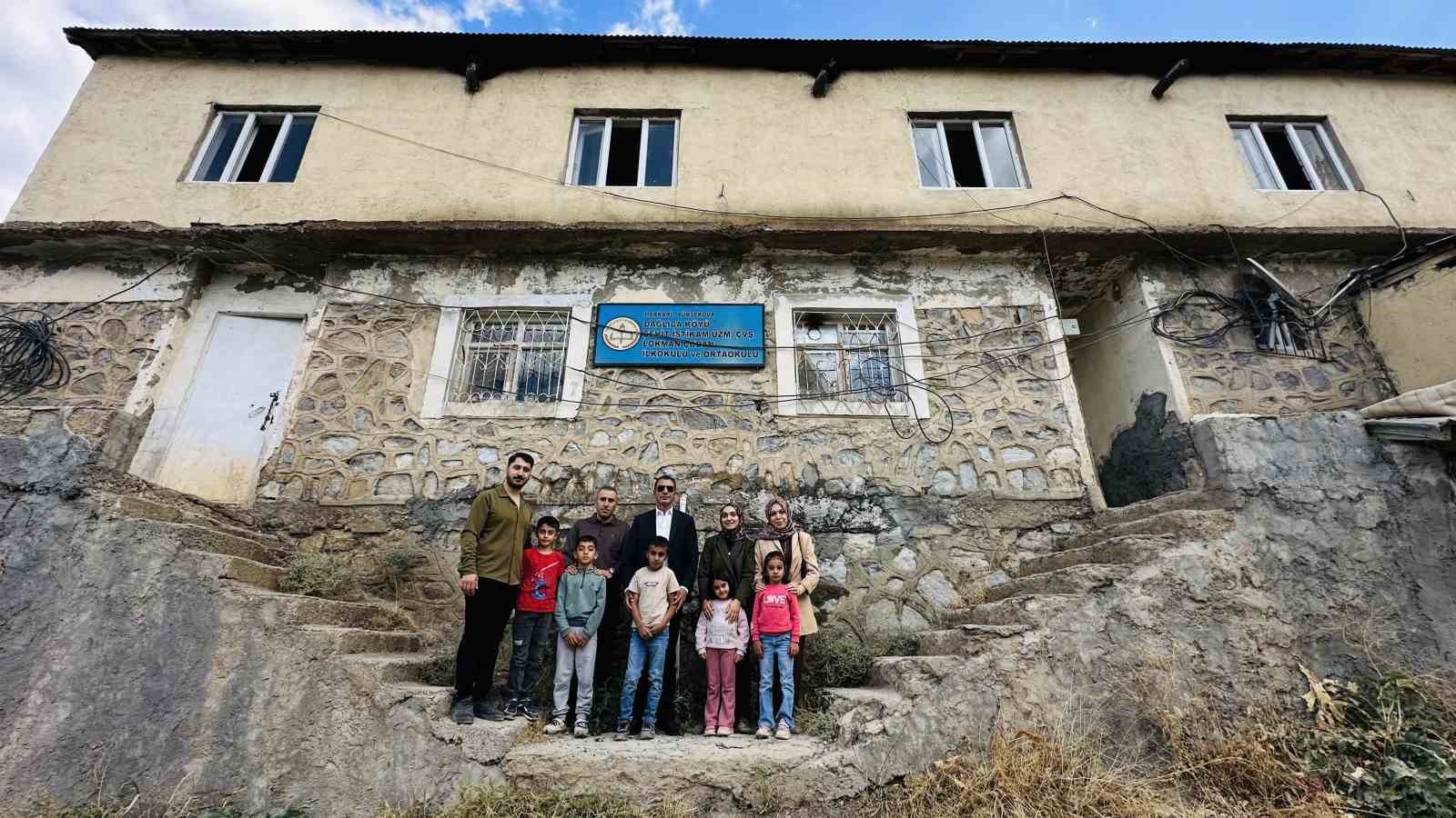 İki öğretmen binlerce kilometre yol kat ederek sınırdaki çocuklara yardım ulaştırdı