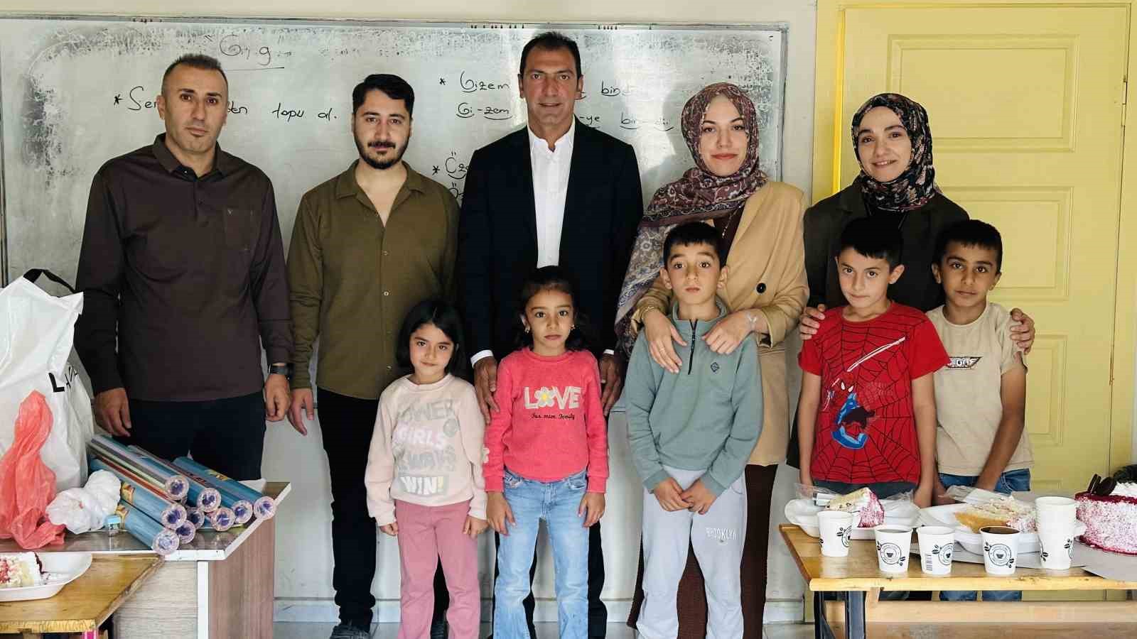 İki öğretmen binlerce kilometre yol kat ederek sınırdaki çocuklara yardım ulaştırdı