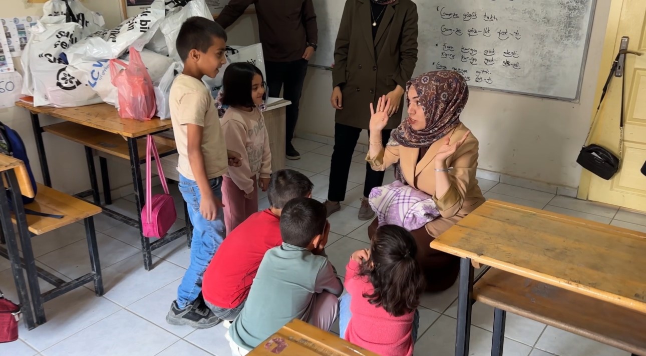 İki öğretmen binlerce kilometre yol kat ederek sınırdaki çocuklara yardım ulaştırdı