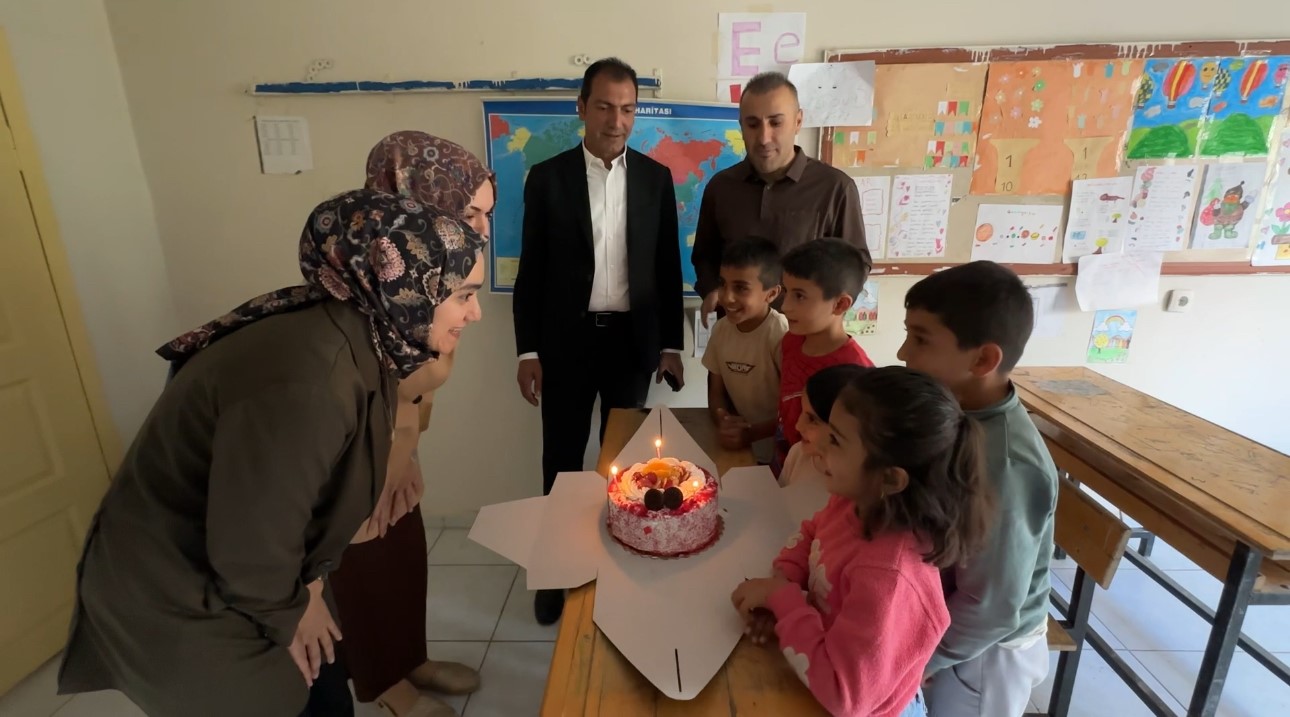 İki öğretmen binlerce kilometre yol kat ederek sınırdaki çocuklara yardım ulaştırdı
