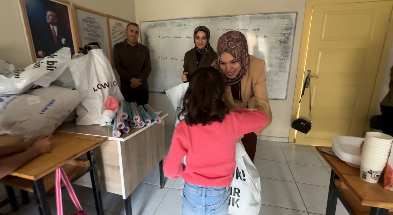 İki öğretmen binlerce kilometre yol kat ederek sınırdaki çocuklara yardım ulaştırdı