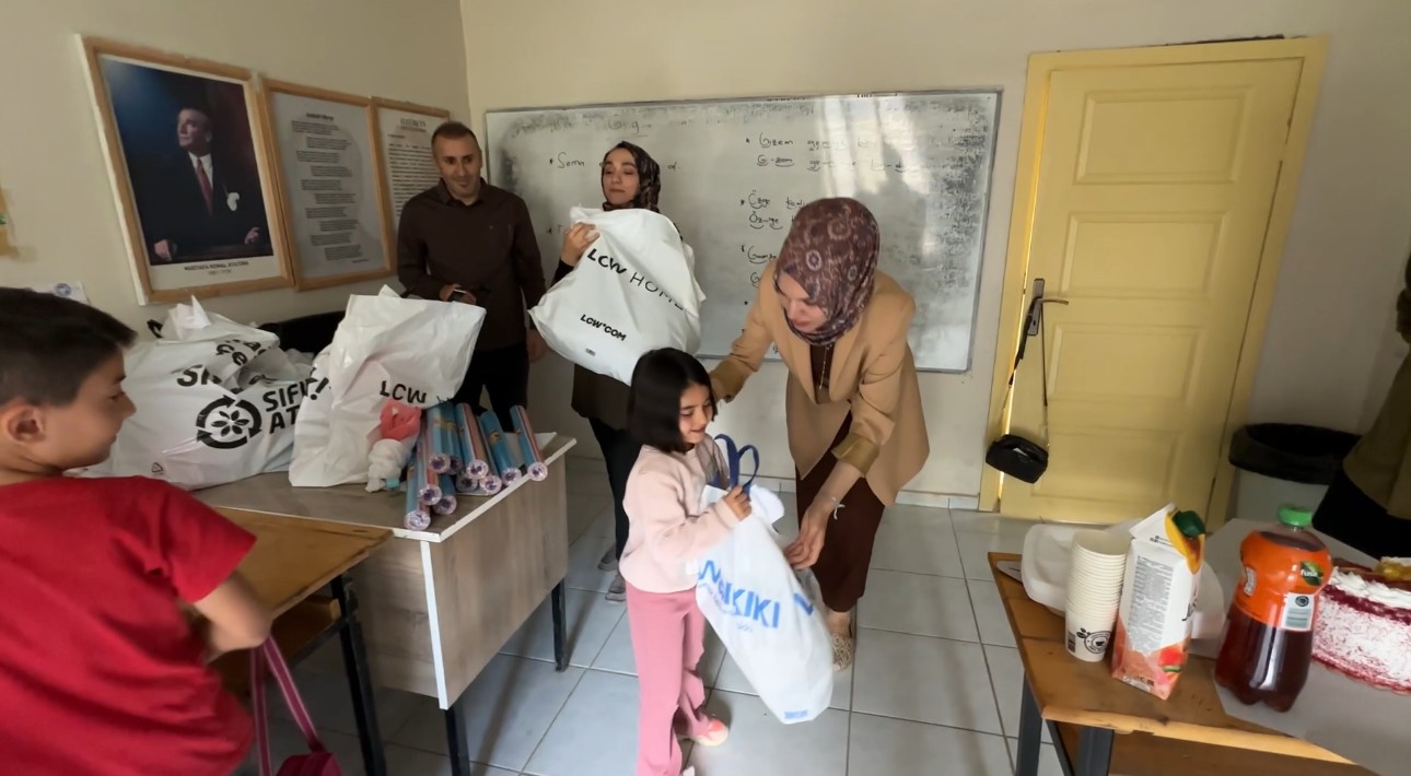 İki öğretmen binlerce kilometre yol kat ederek sınırdaki çocuklara yardım ulaştırdı