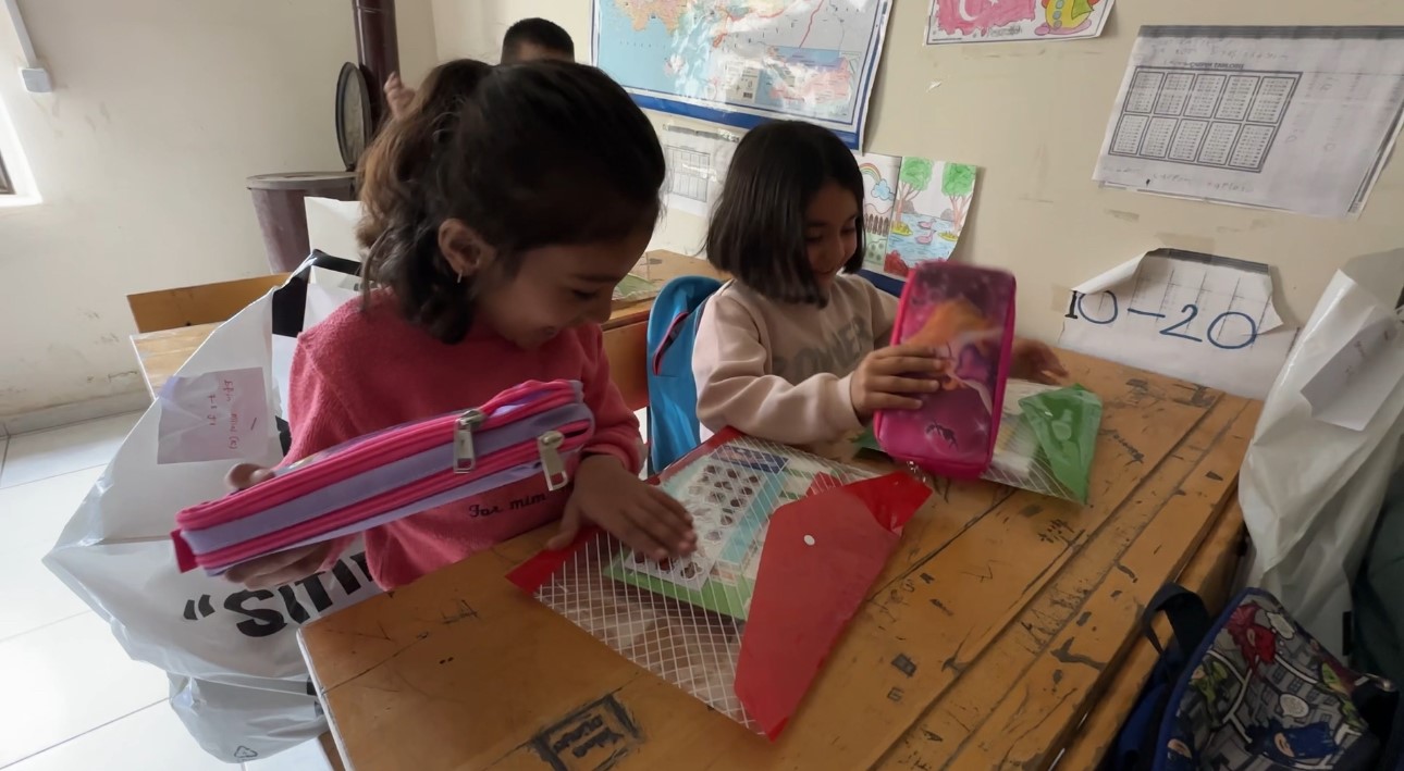 İki öğretmen binlerce kilometre yol kat ederek sınırdaki çocuklara yardım ulaştırdı