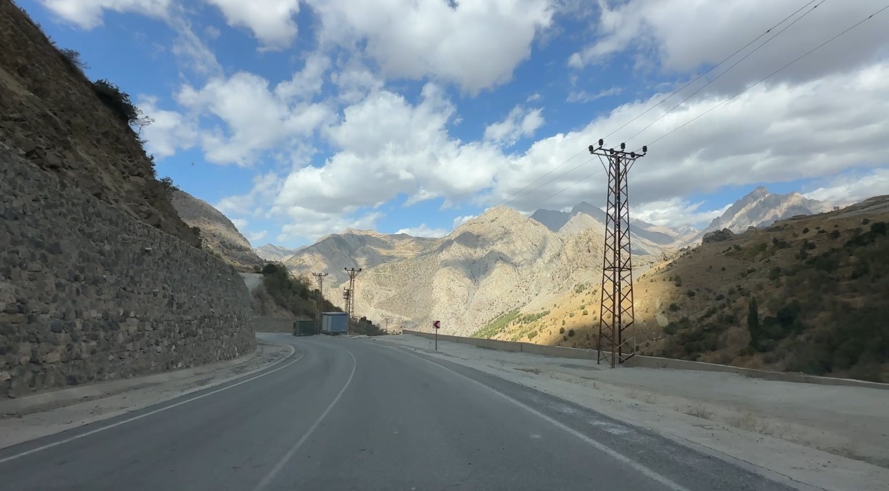İki öğretmen binlerce kilometre yol kat ederek sınırdaki çocuklara yardım ulaştırdı