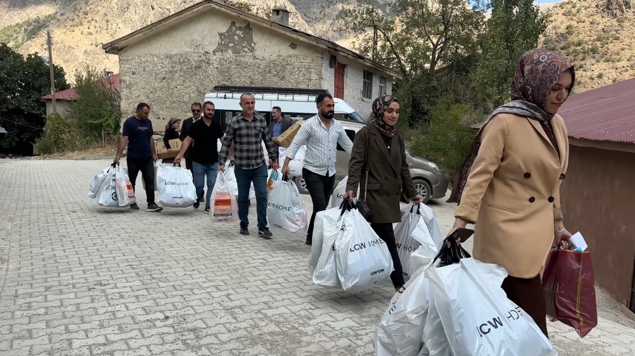 İki öğretmen binlerce kilometre yol kat ederek sınırdaki çocuklara yardım ulaştırdı