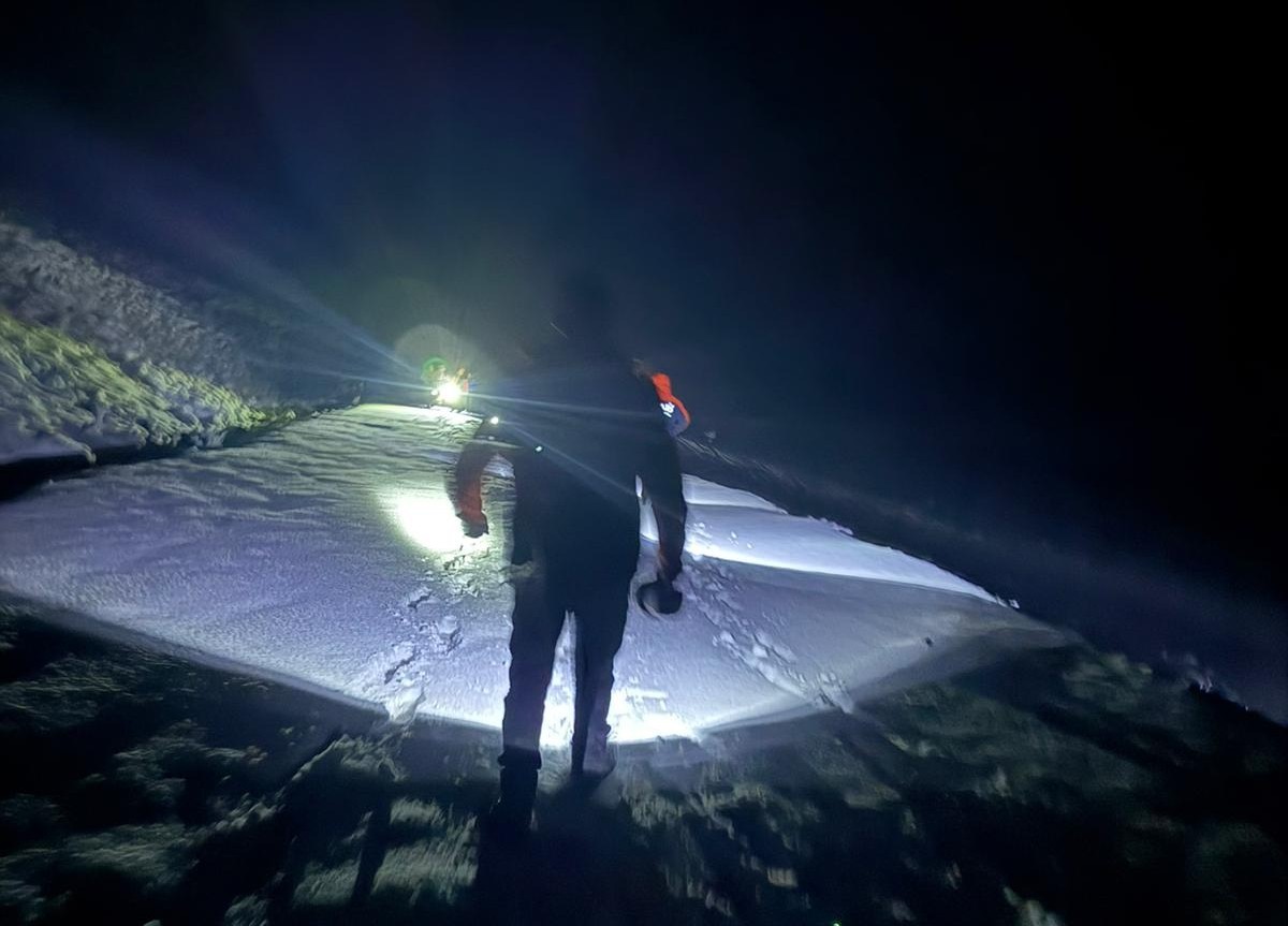 Ağrı’da karda mahsur kalan 2 kişi kurtarıldı