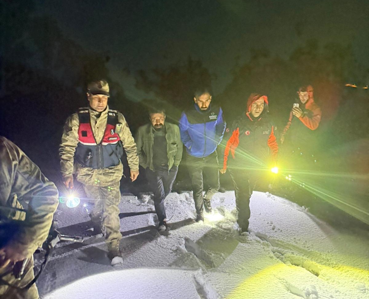 Ağrı’da karda mahsur kalan 2 kişi kurtarıldı