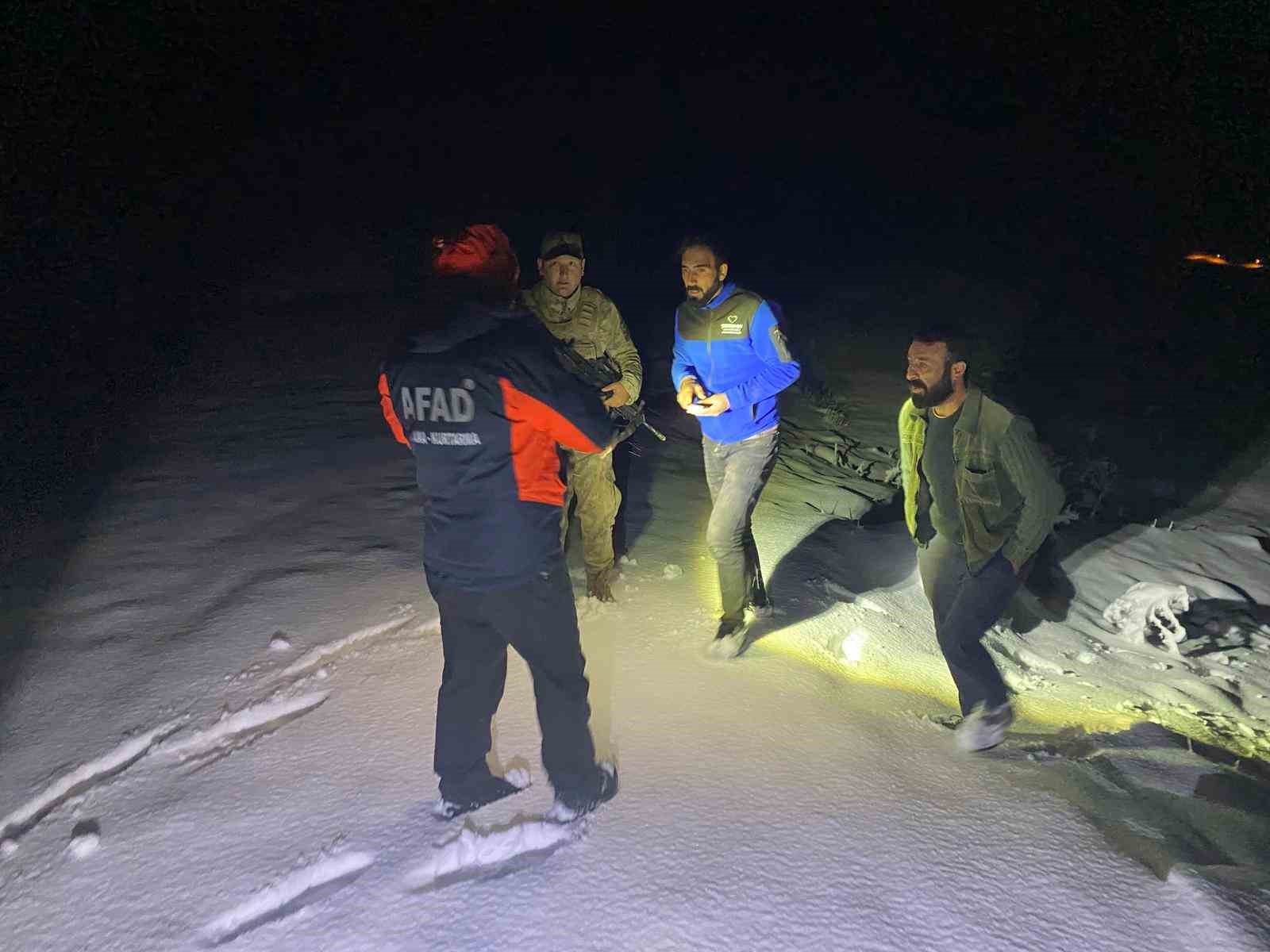 Ağrı’da karda mahsur kalan 2 kişi kurtarıldı