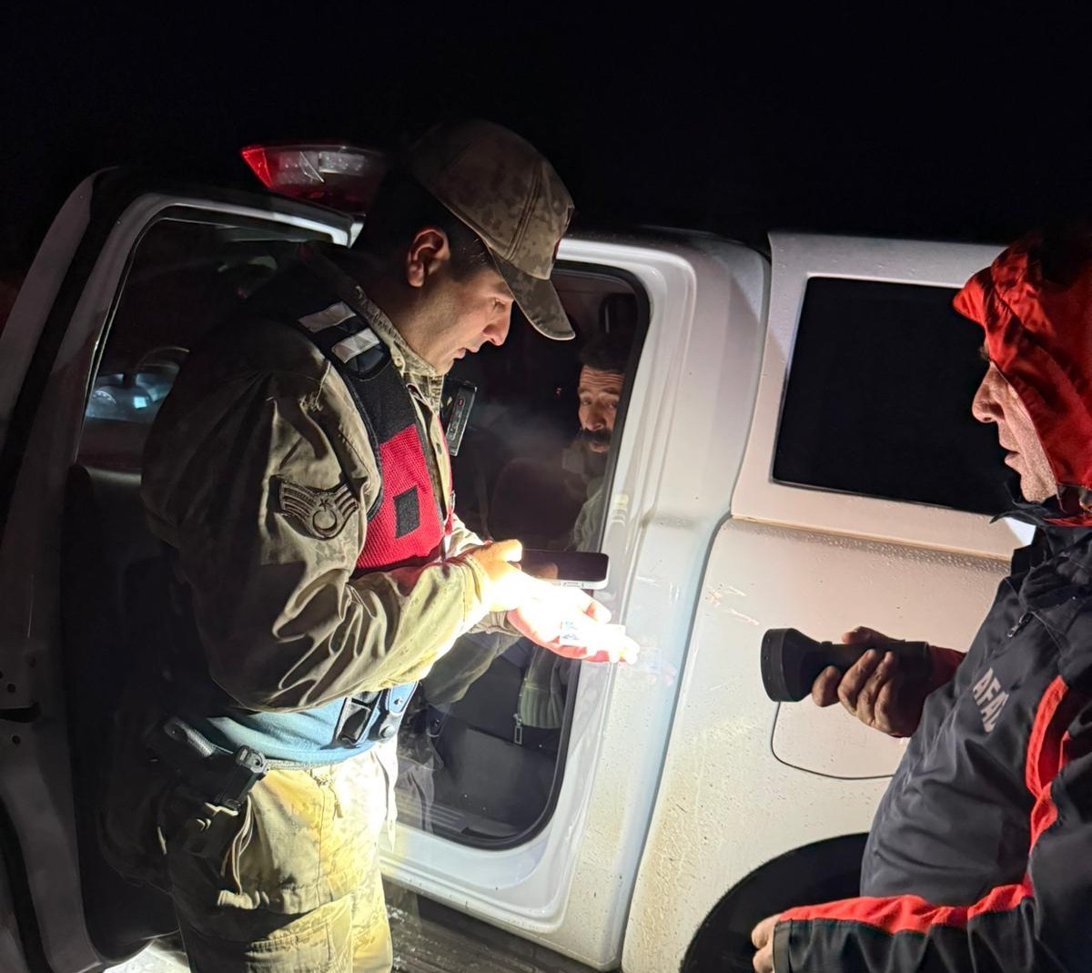 Ağrı’da karda mahsur kalan 2 kişi kurtarıldı