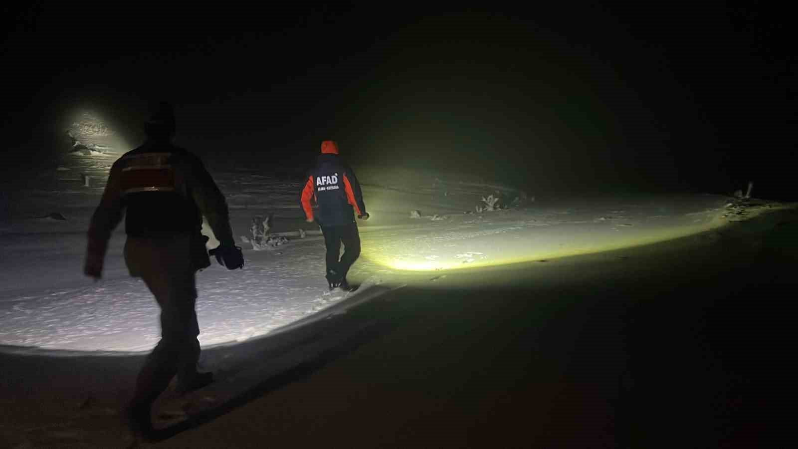 Ağrı’da karda mahsur kalan 2 kişi kurtarıldı