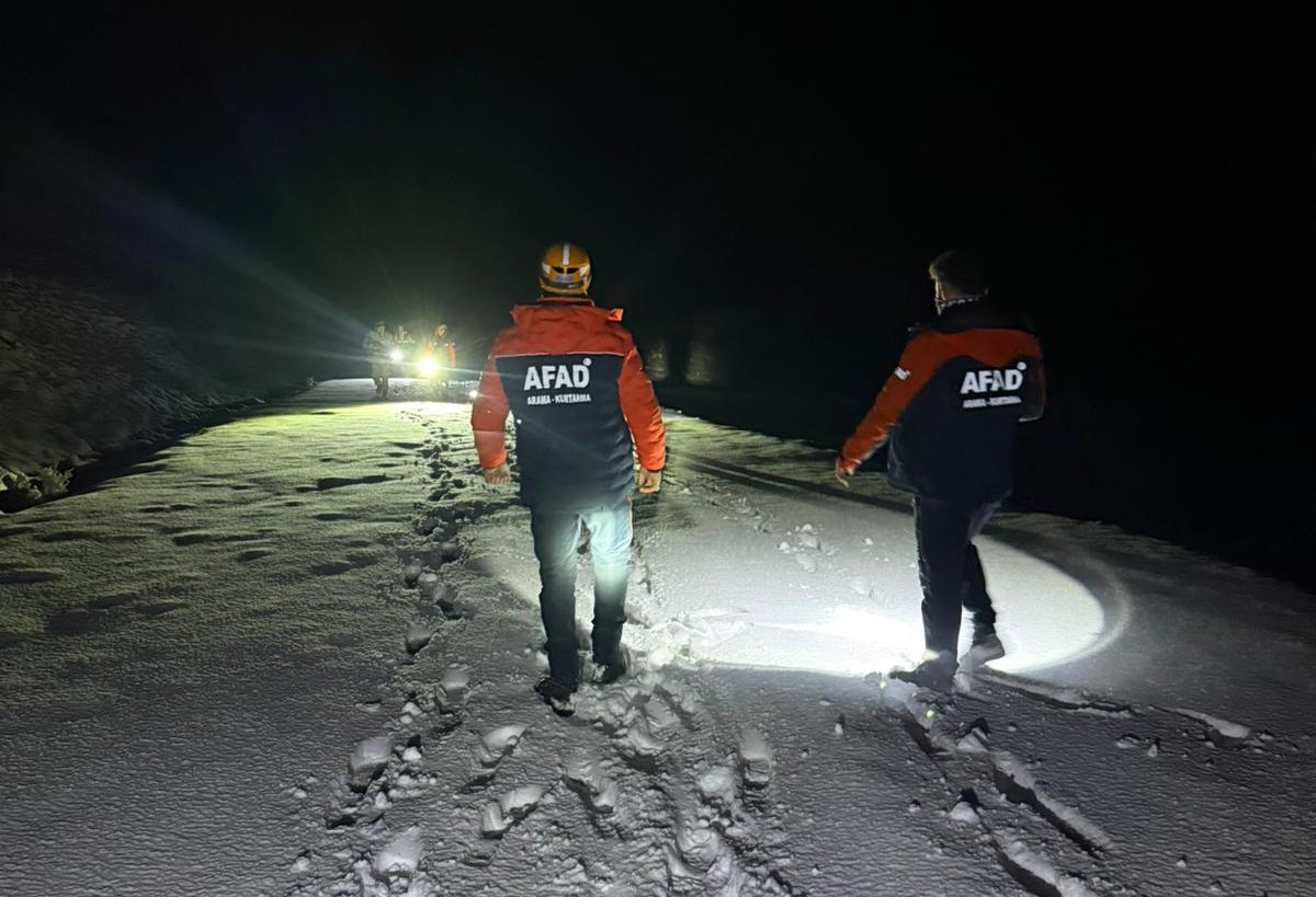 Ağrı’da karda mahsur kalan 2 kişi kurtarıldı