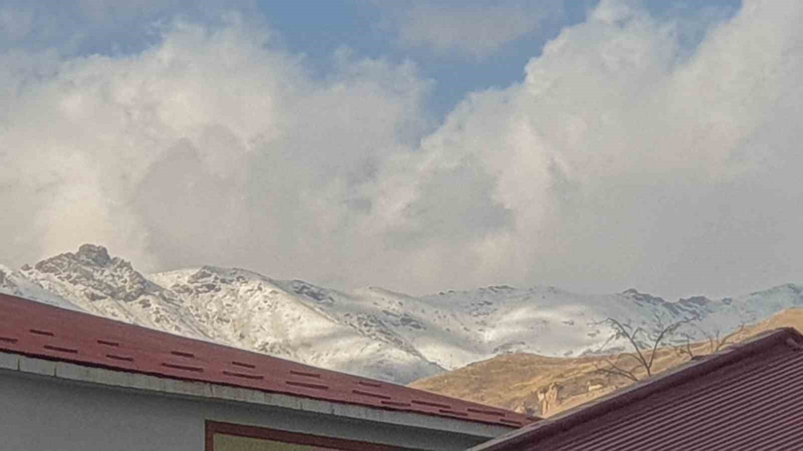 Başkale’de yüksek kesimlere kar yağdı