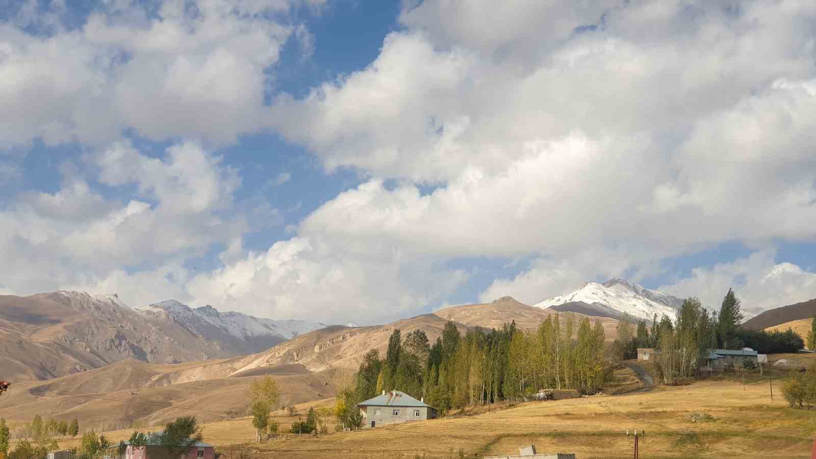 Başkale’de yüksek kesimlere kar yağdı