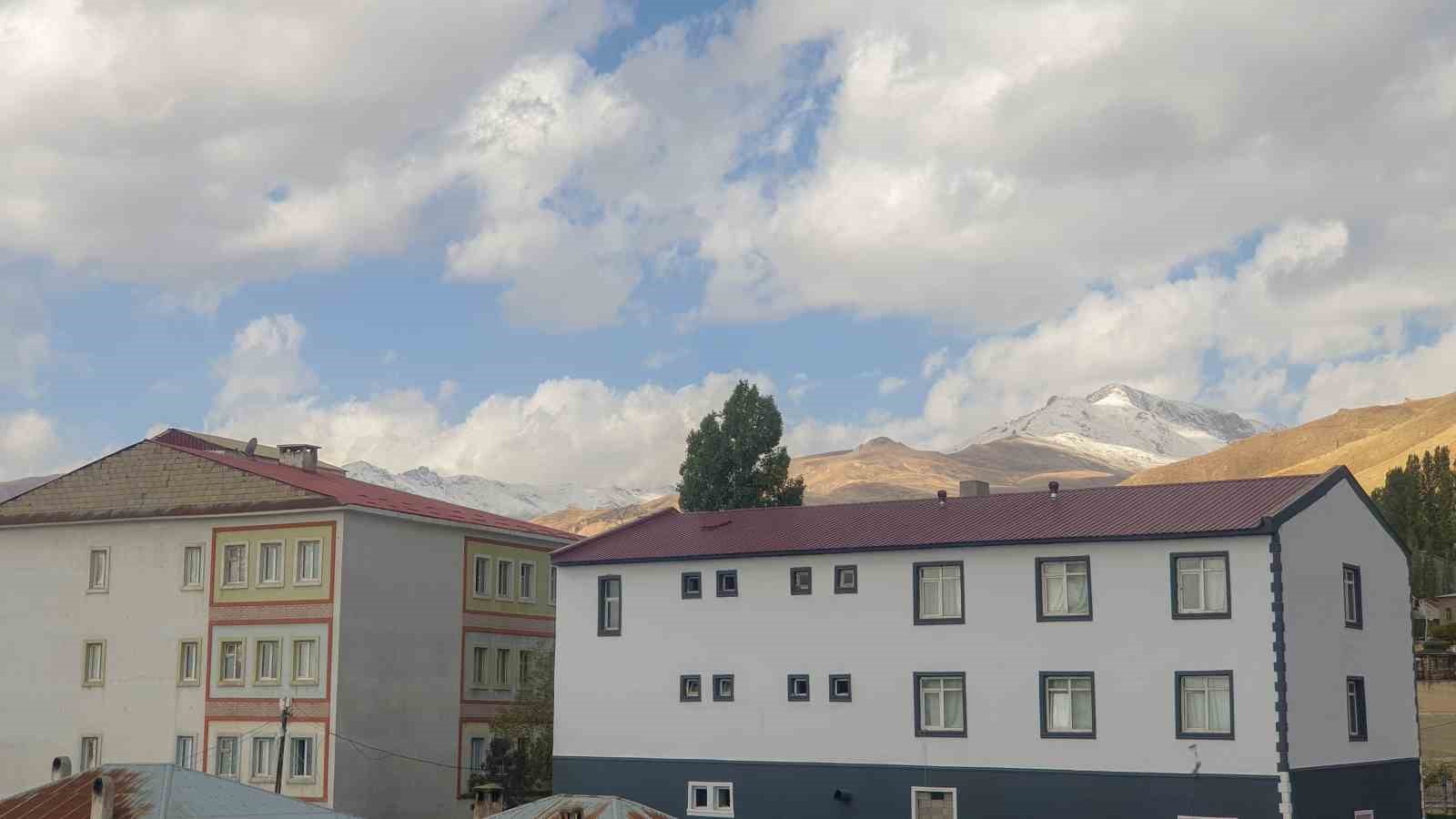 Başkale’de yüksek kesimlere kar yağdı