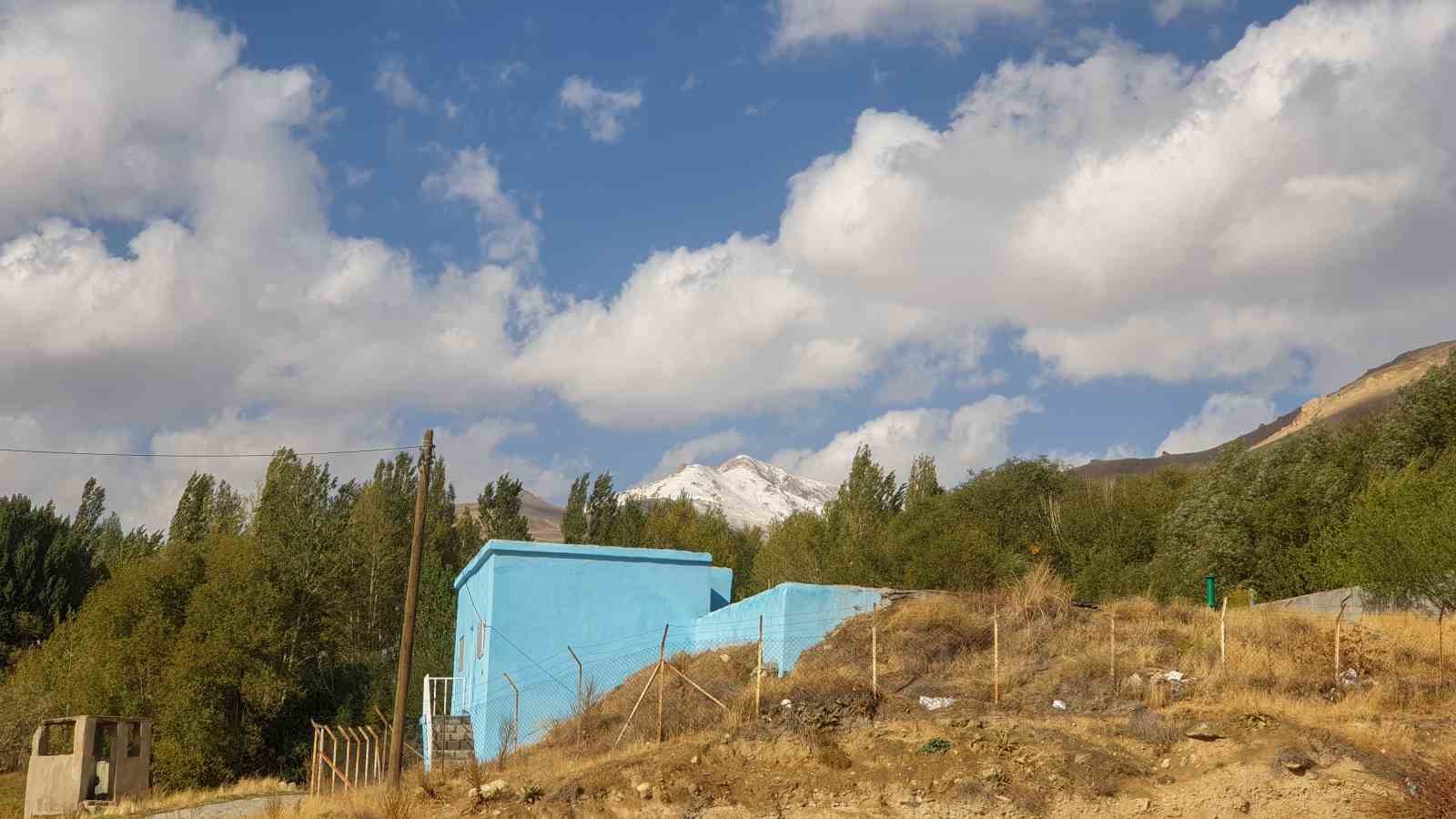 Başkale’de yüksek kesimlere kar yağdı