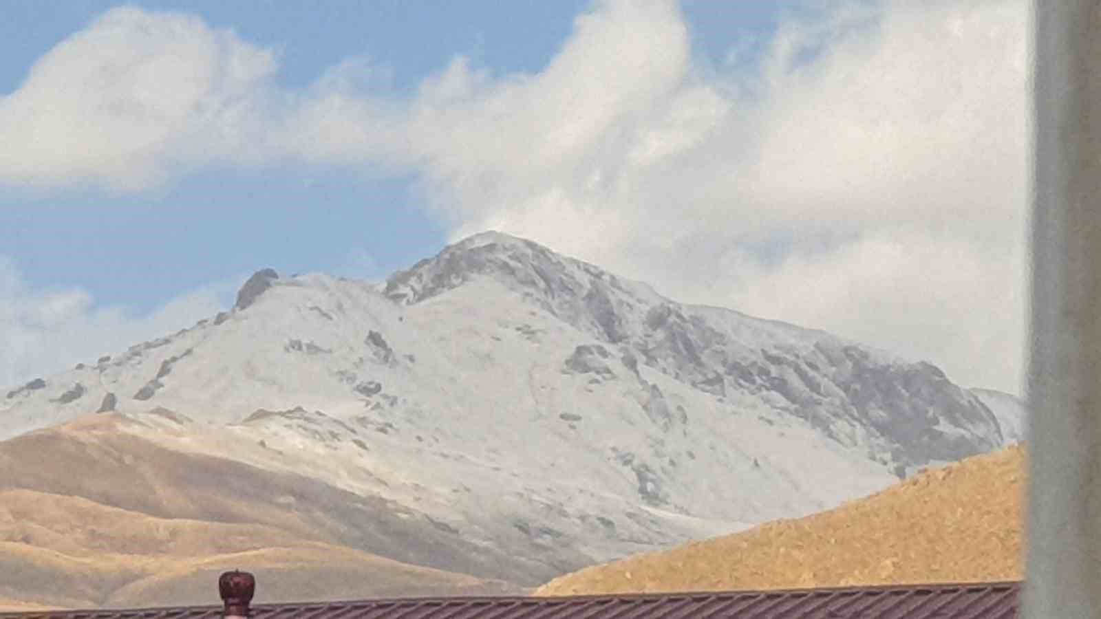 Başkale’de yüksek kesimlere kar yağdı