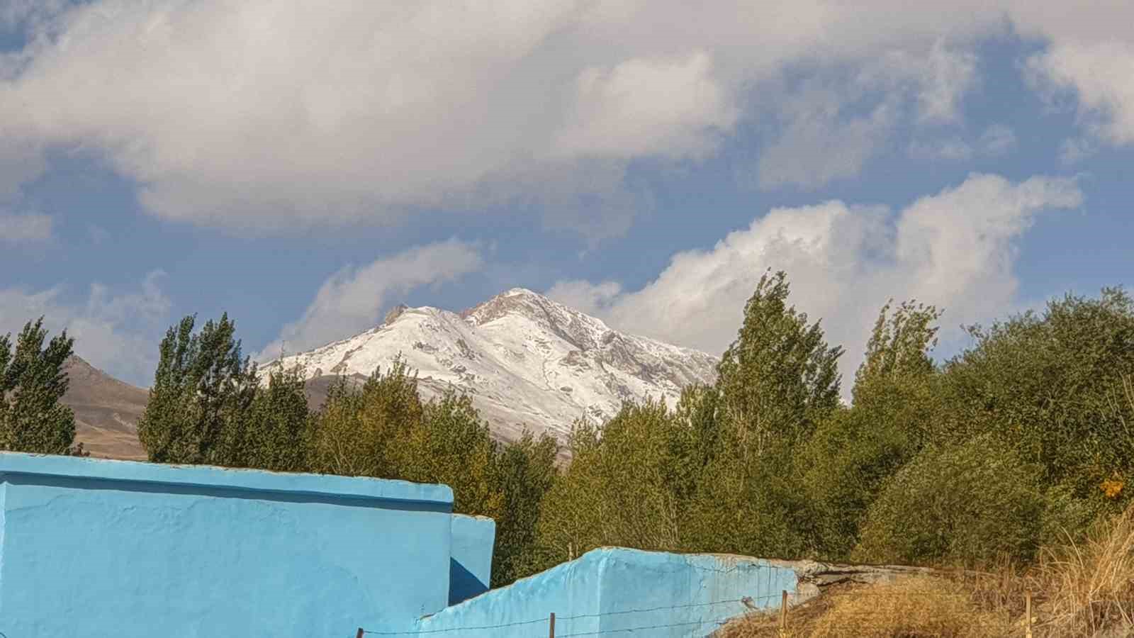 Başkale’de yüksek kesimlere kar yağdı