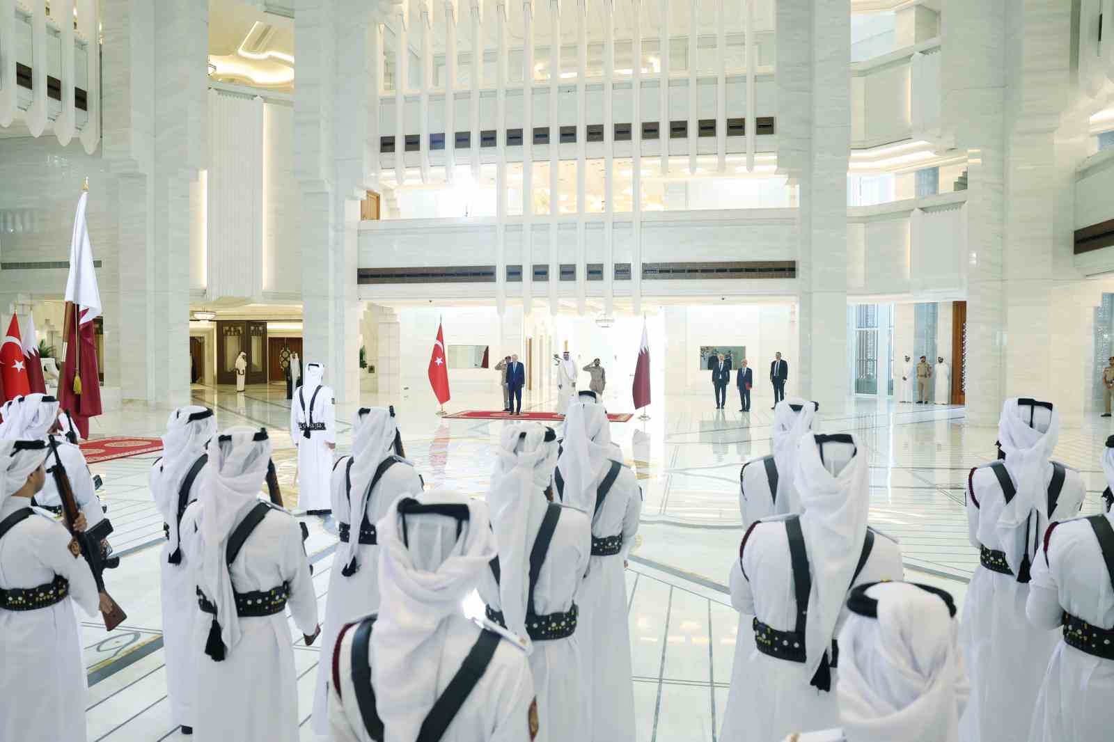 Cumhurbaşkanı Erdoğan, Katar’da resmi törenle karşılandı