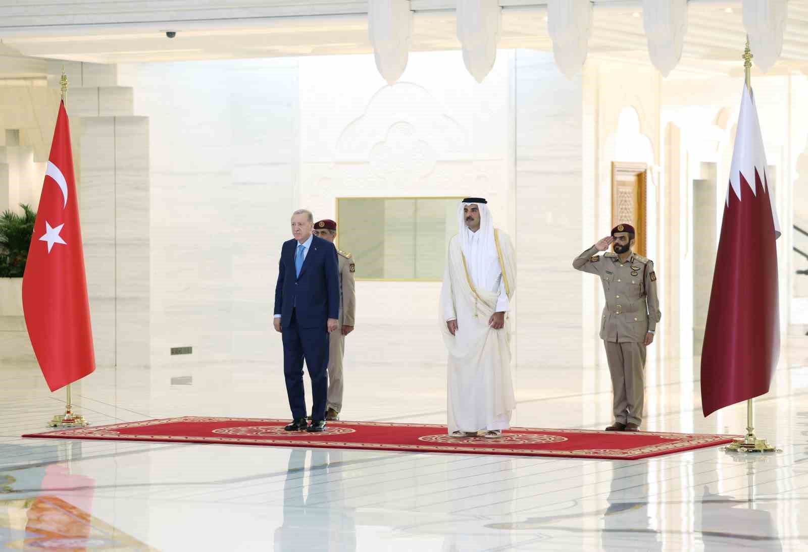 Cumhurbaşkanı Erdoğan, Katar’da resmi törenle karşılandı