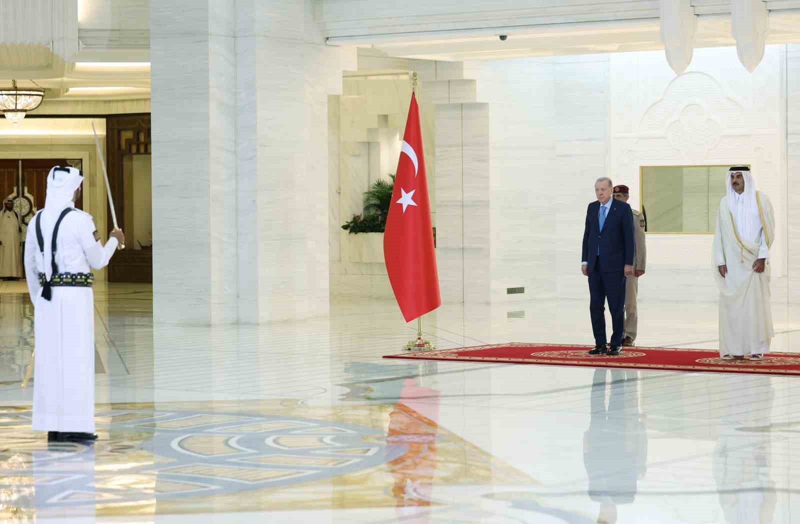 Cumhurbaşkanı Erdoğan, Katar’da resmi törenle karşılandı