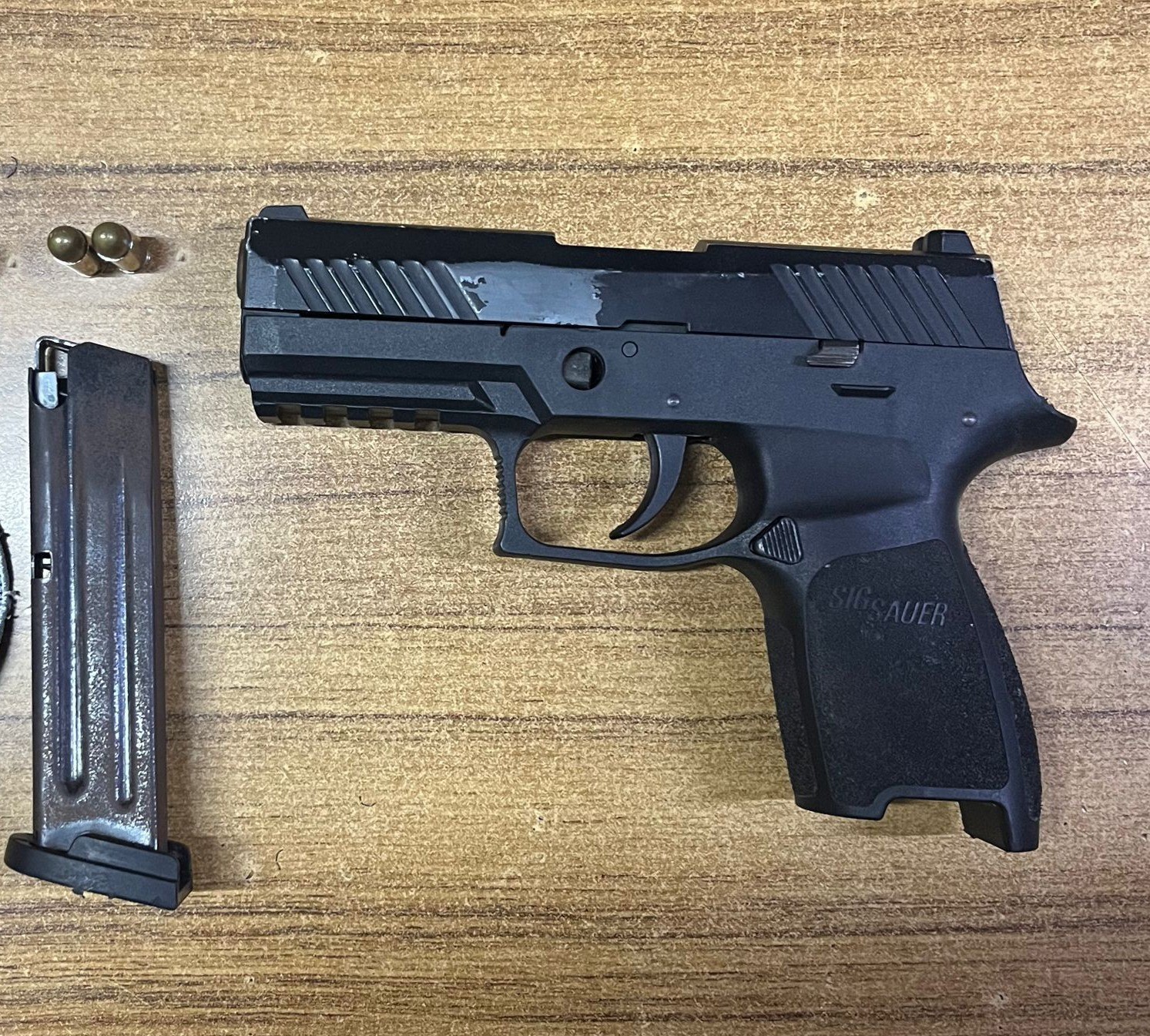 Beyoğlu’nda polisin ‘dur’ ihtarına uymayan motosikletli silahını çöpe sakladı: O anlar kamerada