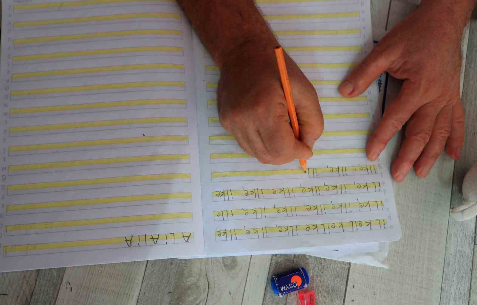 Ehliyet sahibi olabilmek için 48 yaşında okuma-yazma öğrenmeye başladı