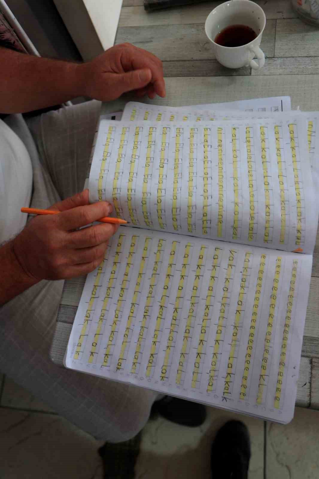 Ehliyet sahibi olabilmek için 48 yaşında okuma-yazma öğrenmeye başladı