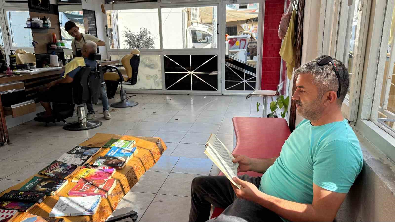 Berber dükkanını kütüphaneye çevirdi: Müşteriler sıra beklerken kitap okuyor