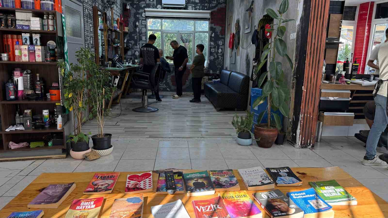 Berber dükkanını kütüphaneye çevirdi: Müşteriler sıra beklerken kitap okuyor