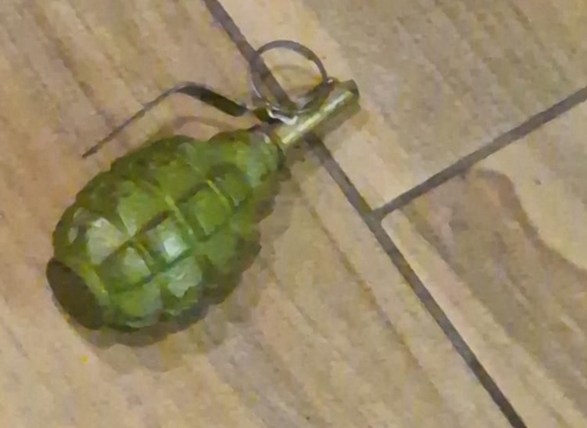 Adana’da pastaneye pimi çekilmemiş el bombası atıldı