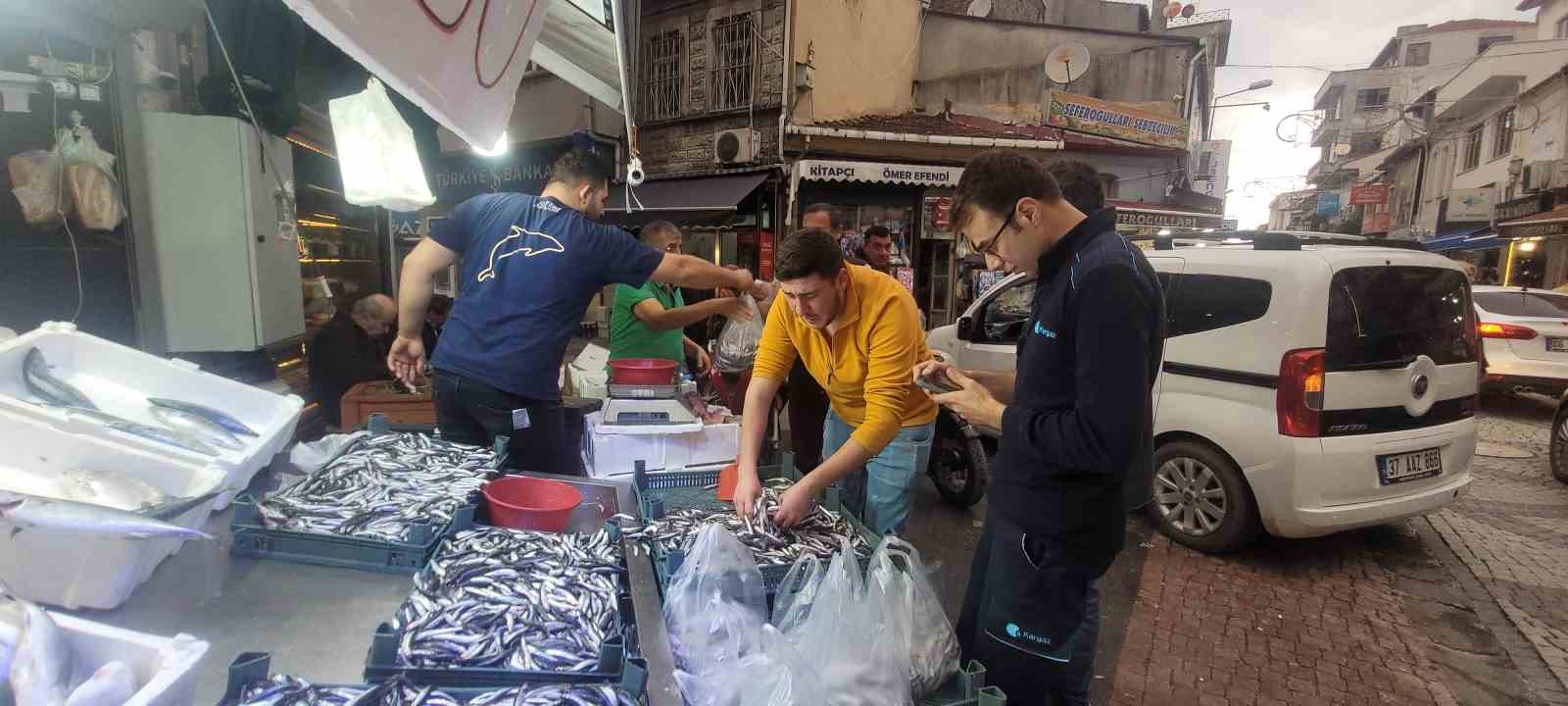 Karadeniz hamsisi tezgahları doldurdu: Kilosu 50 lira