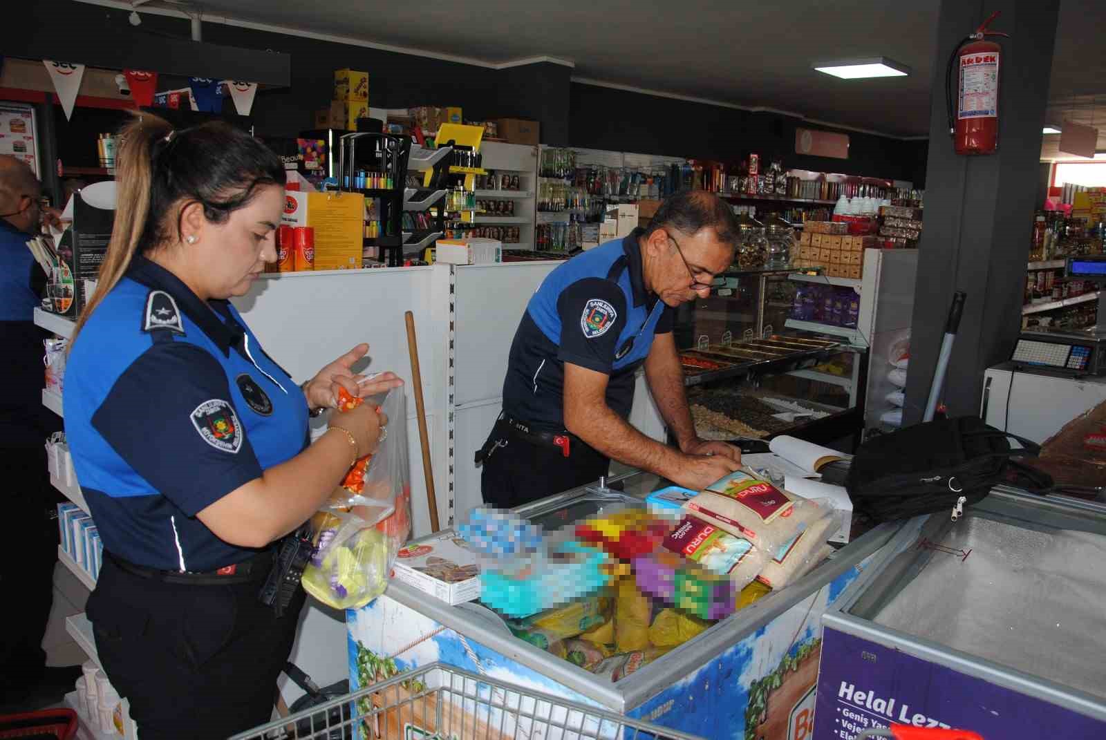 Şanlıurfa’da tarihi geçmiş ve kurtlanmış yüzlerce ürün ele geçirildi