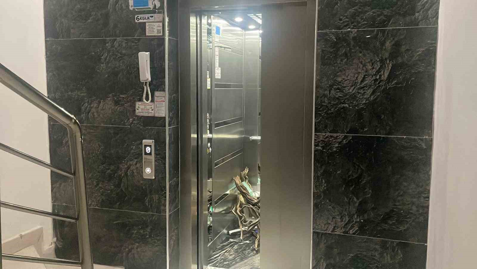 Karaman’da bir kat aşağıya düşen asansördeki şahıs yaralandı