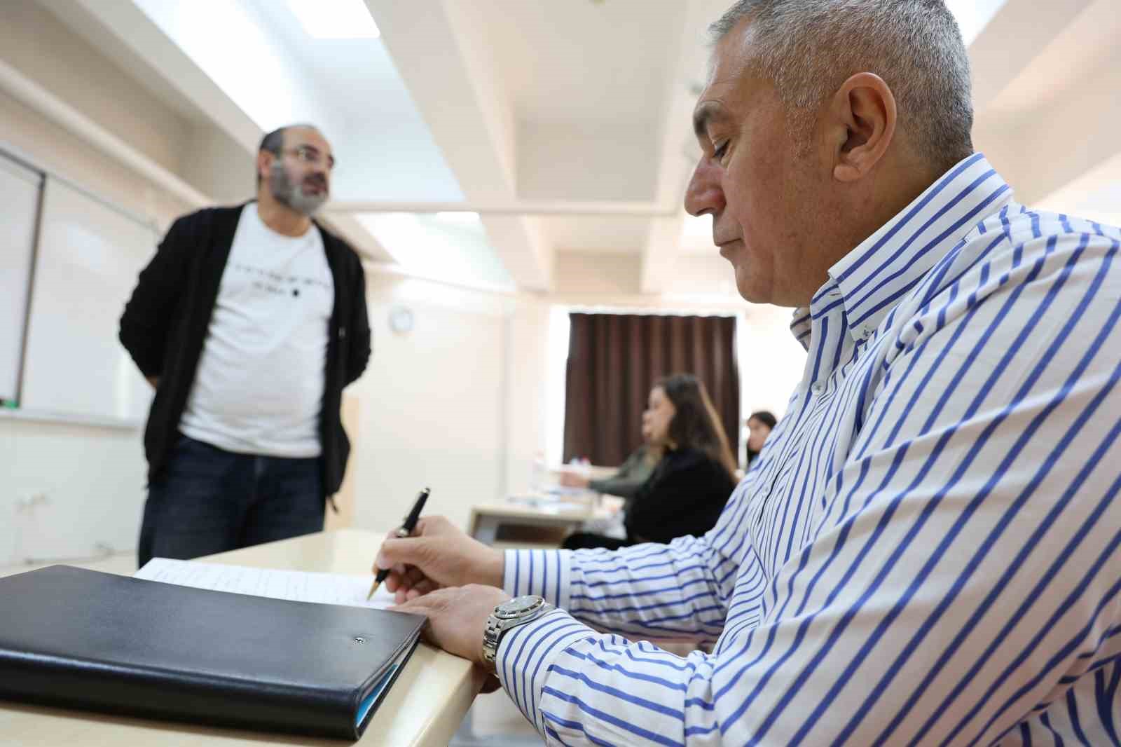 58 yaşındaki dede, 18 yaşındaki torunuyla aynı üniversitede okuyor