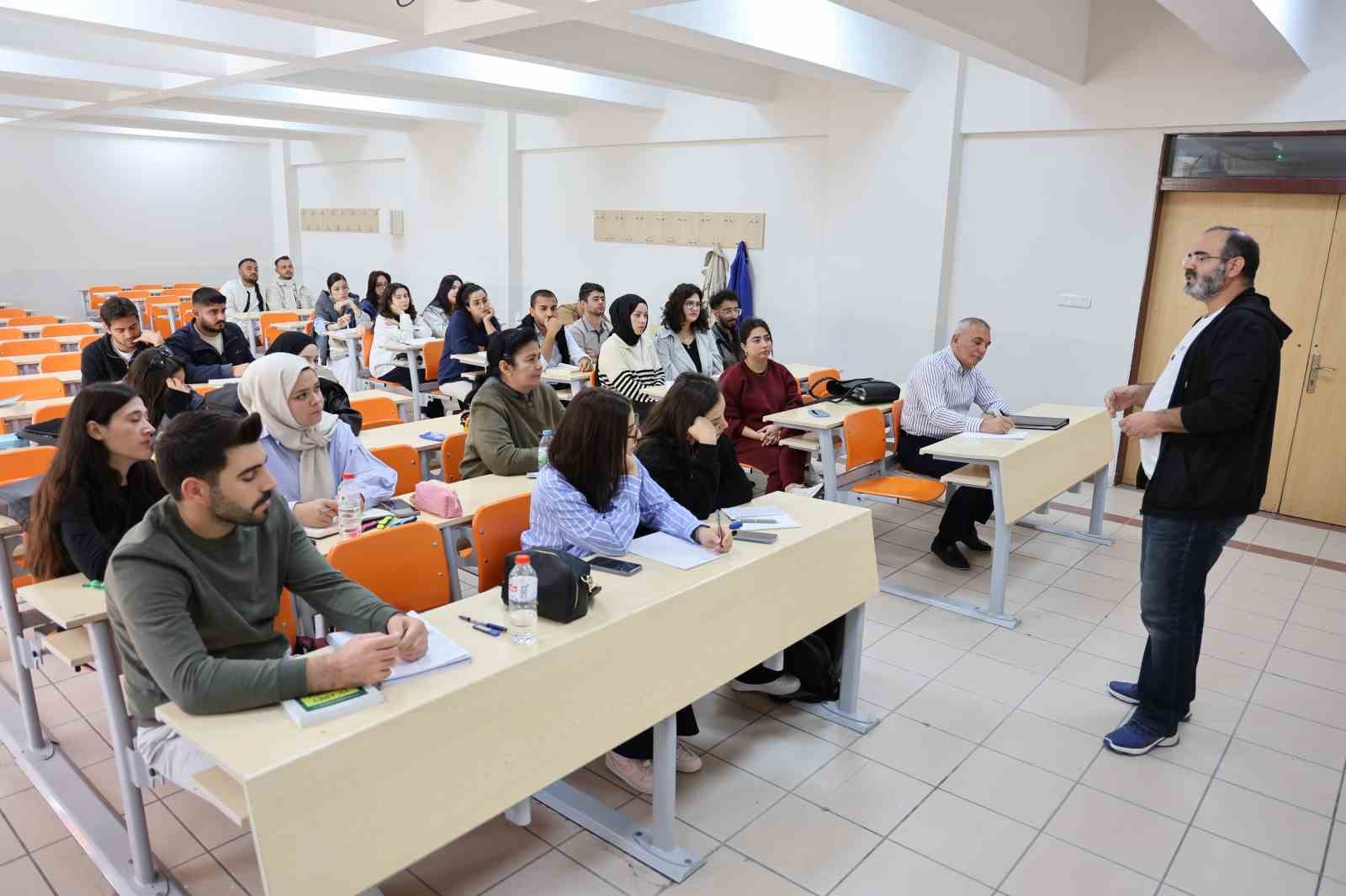 58 yaşındaki dede, 18 yaşındaki torunuyla aynı üniversitede okuyor