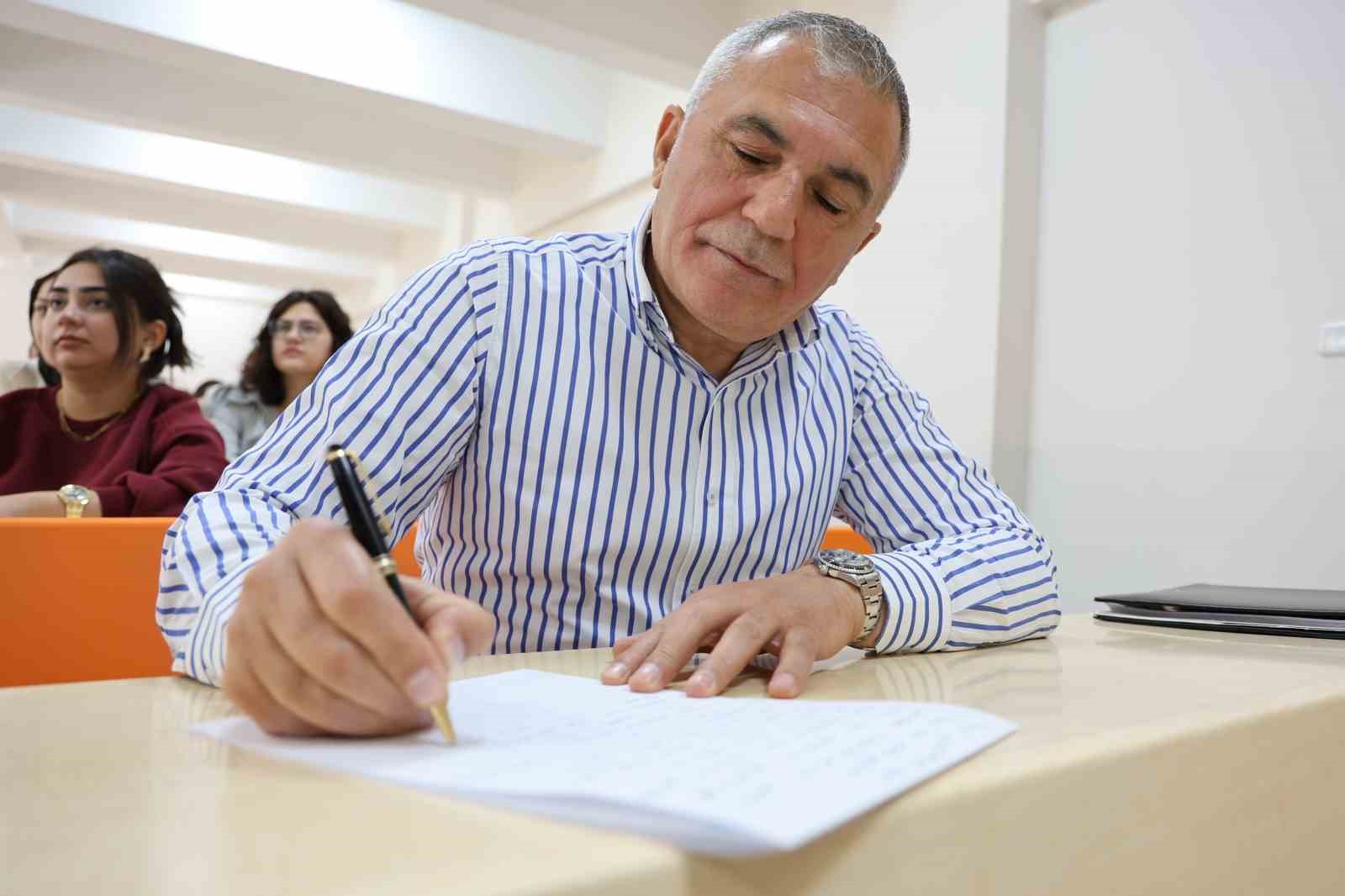 58 yaşındaki dede, 18 yaşındaki torunuyla aynı üniversitede okuyor