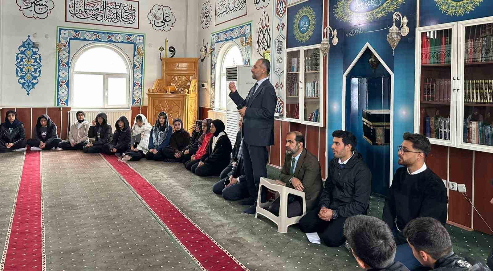 400 genç gönüllü tarihi camide din gönüllüleriyle buluştu