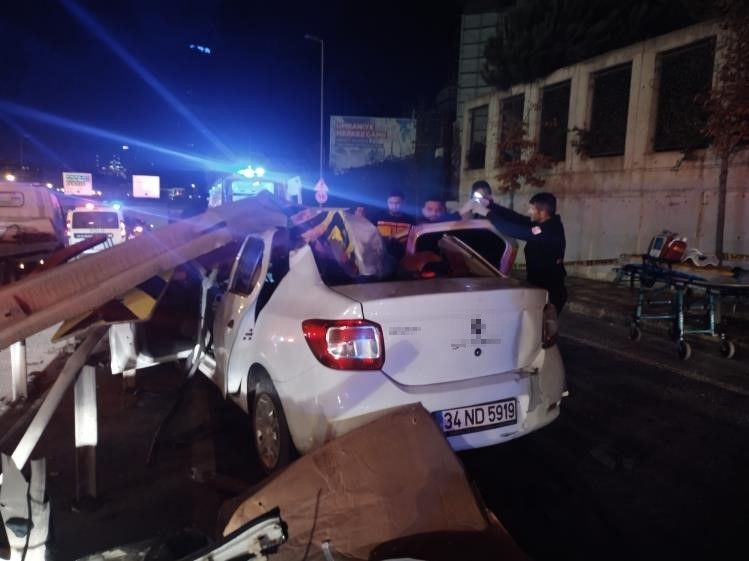 Ümraniye’de kontrolünü kaybeden otomobil bariyere girdi: 1 ölü