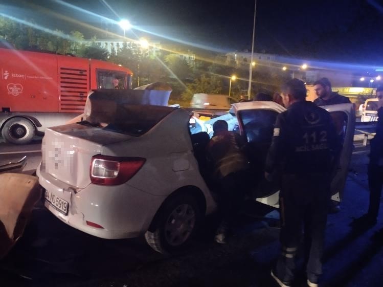 Ümraniye’de kontrolünü kaybeden otomobil bariyere girdi: 1 ölü