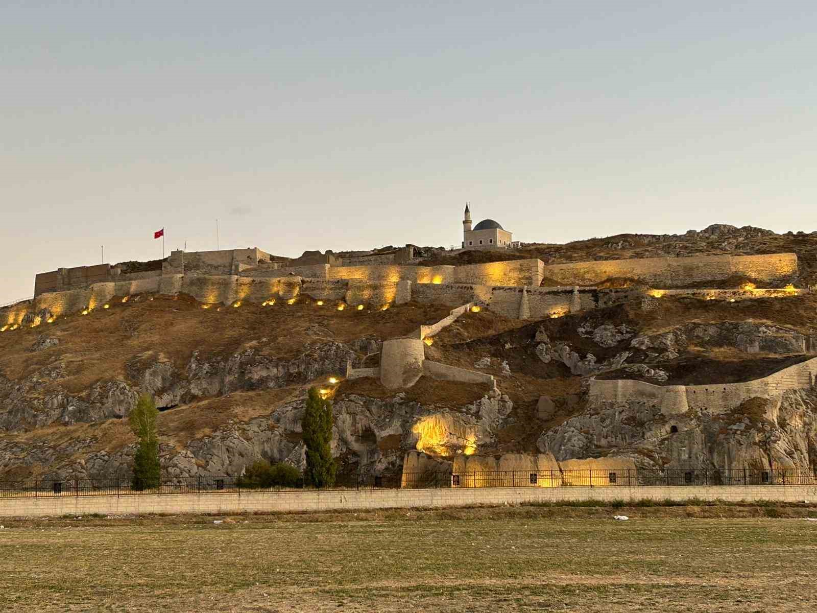 Van Kalesi’nin surlarına korkuluk yapıldı
